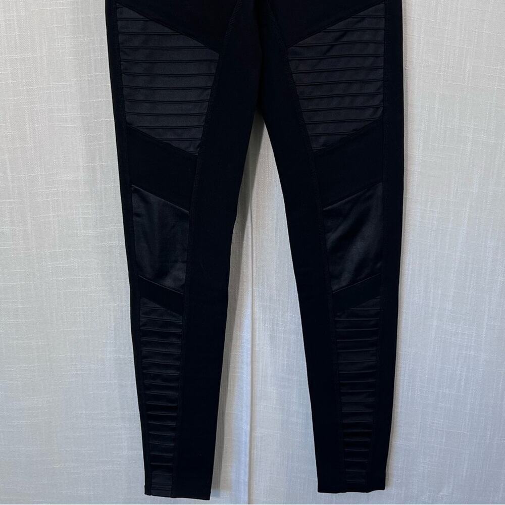 Alo Yoga High Waisted Black Moto Athletic Workout Leggings Size XS - Picture 4 of 11